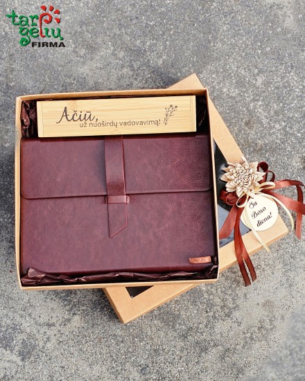 Vadovui – užrašinė ir tušinukas dėžutėje