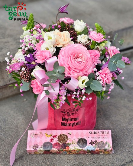 Gėlių kompozicija dėžutėje „Mylimai Mamytei“