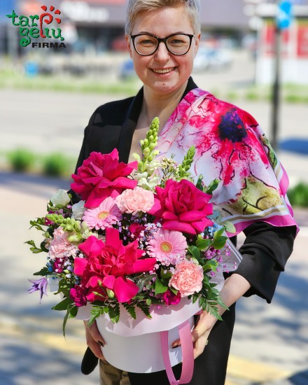 "Šilumos ir meilės puokštė mamai + skarelė"