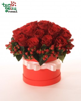 Dėžutė su raudonomis rožėmis