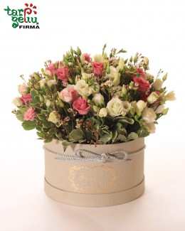 Eustomų ir frezijų gėlių dėžutė