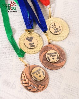 Medalis su užrašu