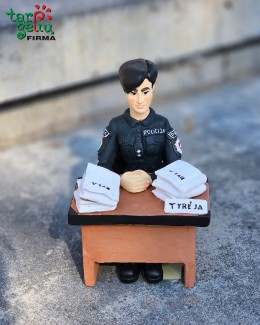 Suvenyras "Policininkė tyrėja"