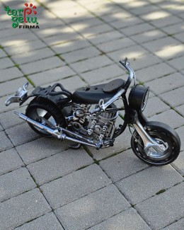 Motociklas iš metalo detalių
