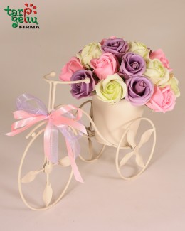 Įvairiaspalvės muilo rožės gėlių vežimėlyje