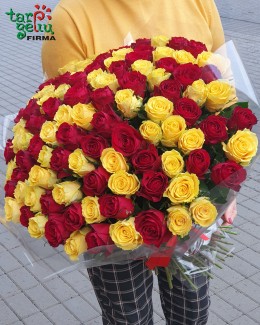 Raudonų ir geltonų rožių puokštė