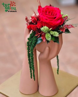 "Delnuose pražydusi meilė"