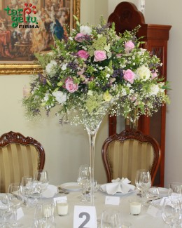 Stalo puošyba - gėlės ir taurė