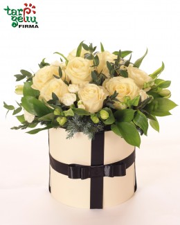 Gedulinga gėlių dėžutė iš baltų rožių