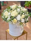 Balta gėlių kompozicija dėžutėje