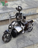 Metalinis butelio stovas-laikiklis „Motociklininkas“