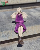 Sėdinti mergaitė-angelas