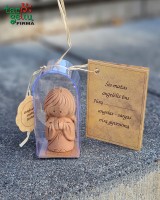 Stovintis mažas angelėlis