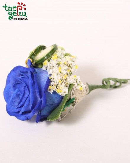 Butonjerė iš mėlynos rožės