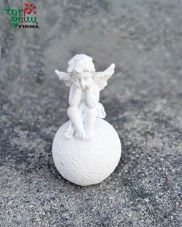 Белая фигурка ангелочка