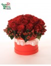 Dėžutė su raudonomis rožėmis