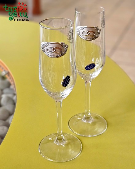 Taurės su balandžiais