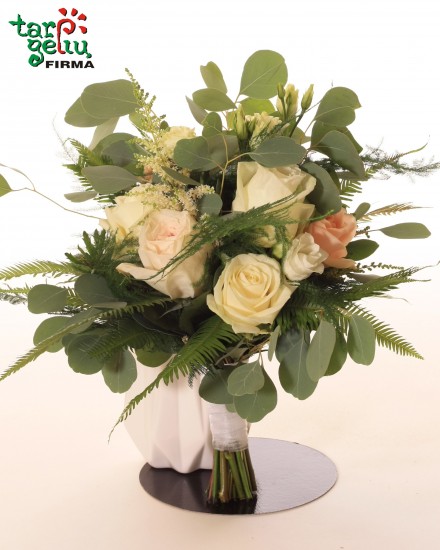 Puokštė su rožėmis ir paparčiais