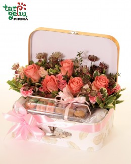 Flower box with Macaroons