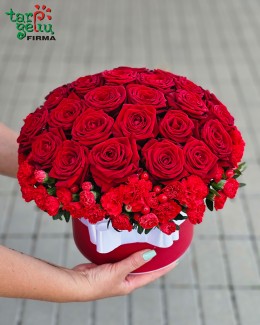 Box with red roses