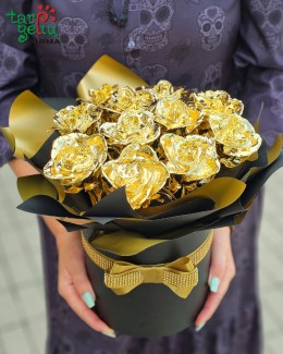 Box with golden roses